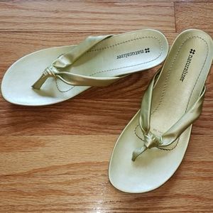 Naturalizer thong wedge sandals yellowish green 8M
